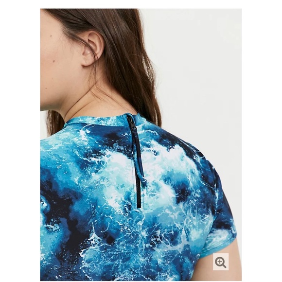 NEW Torrid 4 Swim Wireless Rash Guard Crop Ocean - Picture 4 of 11
